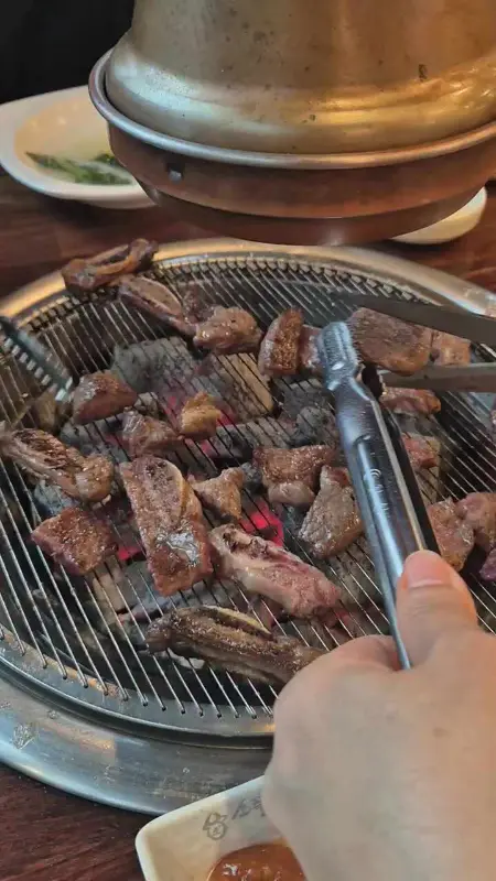 숯불 위에서 구워지는 갈비