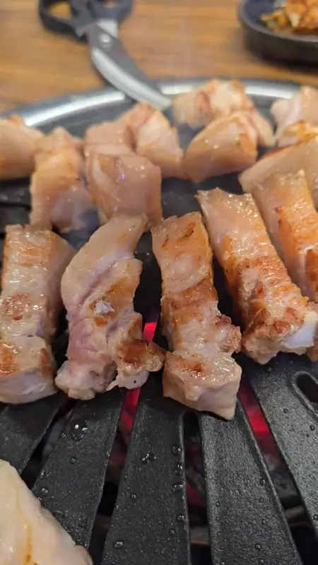 숯불 위에서 익어가는 오겹살