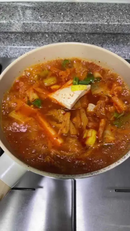 맛있게 끓여진 김치찌개의 모습