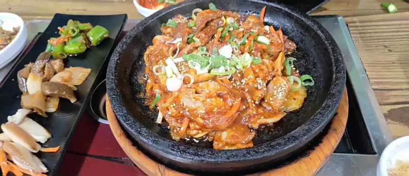돌판 위에 올려진 제육볶음