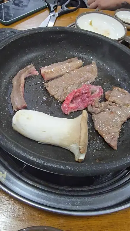 불판 위에서 익어가는 고기