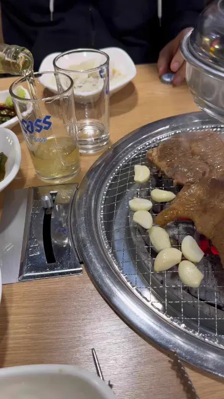 숯불에 구워지는 갈비살