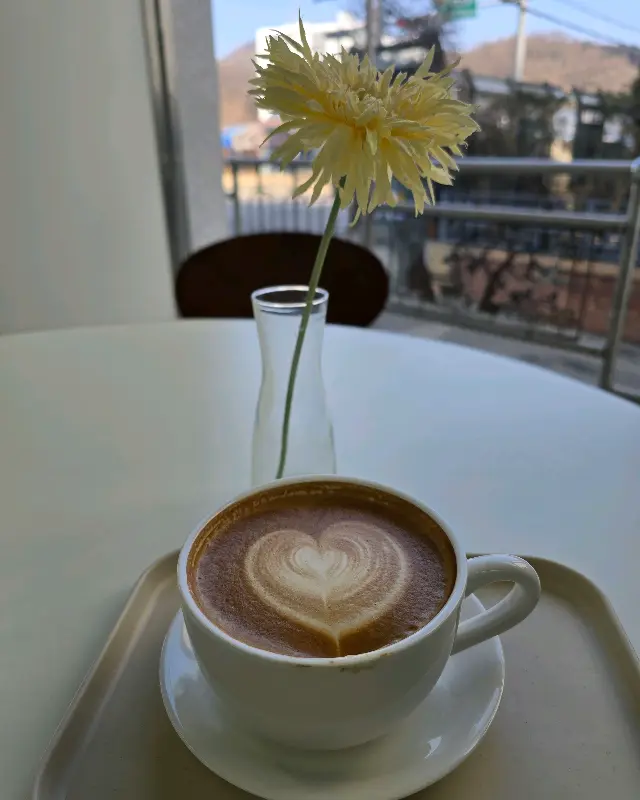 라떼 아트가 돋보이는 OTS 크림 라떼