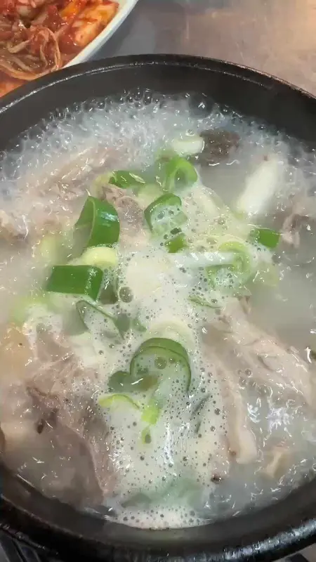 뚝배기 안에서 보글보글 끓고 있는 순대국