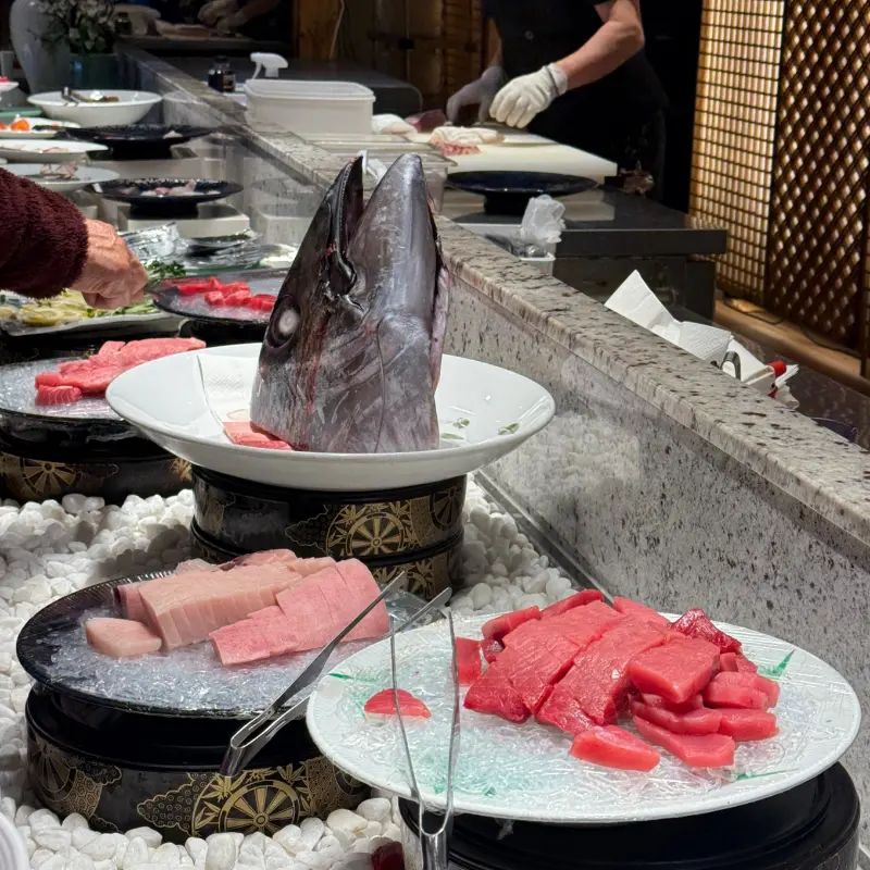 신선한 참치 머리가 인상적인 참치회 코너