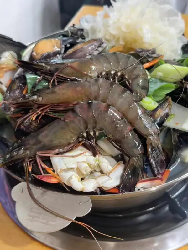 해물칼국수의 푸짐한 해물