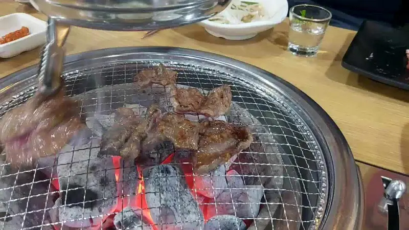 숯불에 구워지는 갈비살