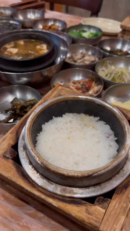돌솥밥과 반찬