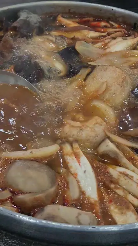 다양한 버섯이 가득한 버섯전골
