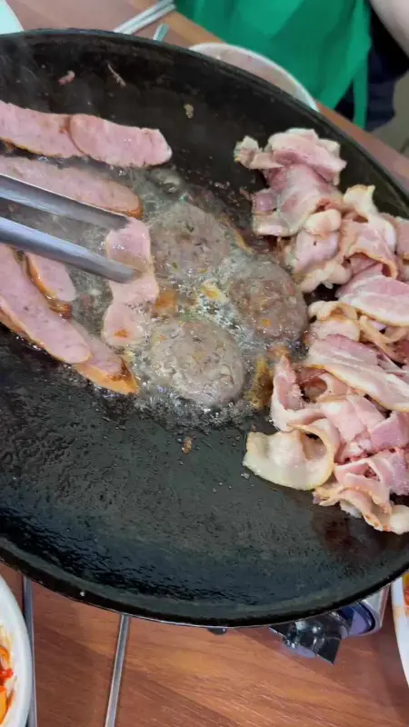 솥뚜껑에 구워지는 햄