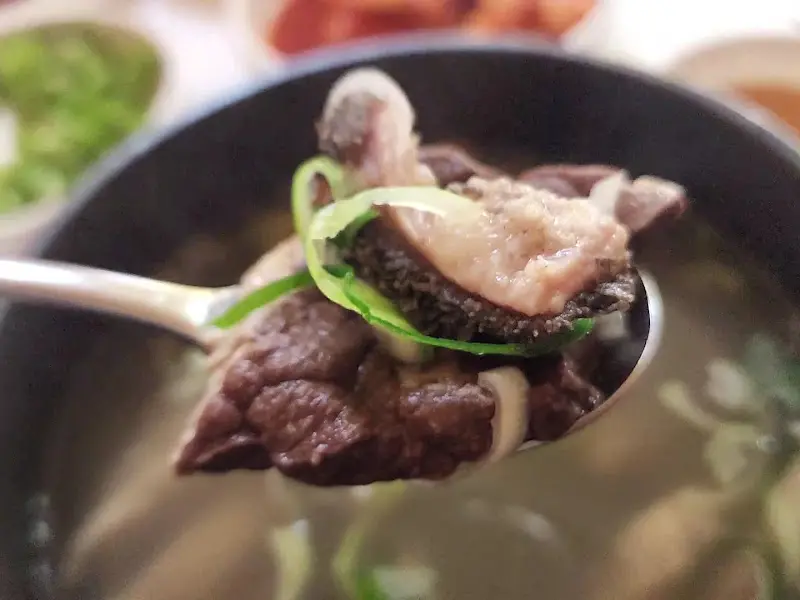 내장탕 속 내장 건져올린 모습