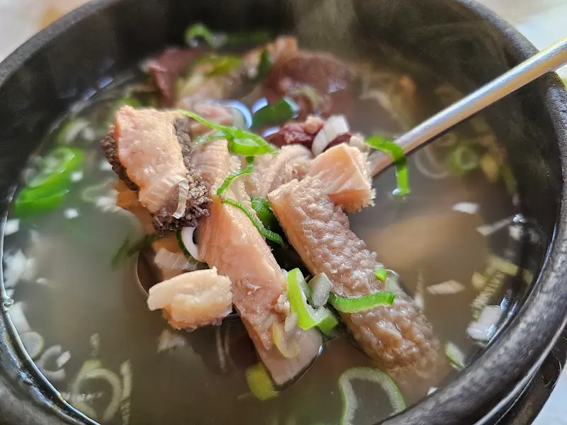 뚝배기 가득 담긴 내장탕