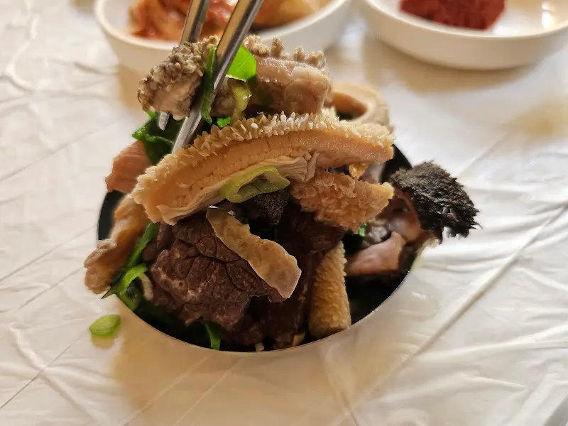 젓가락으로 집어올린 내장