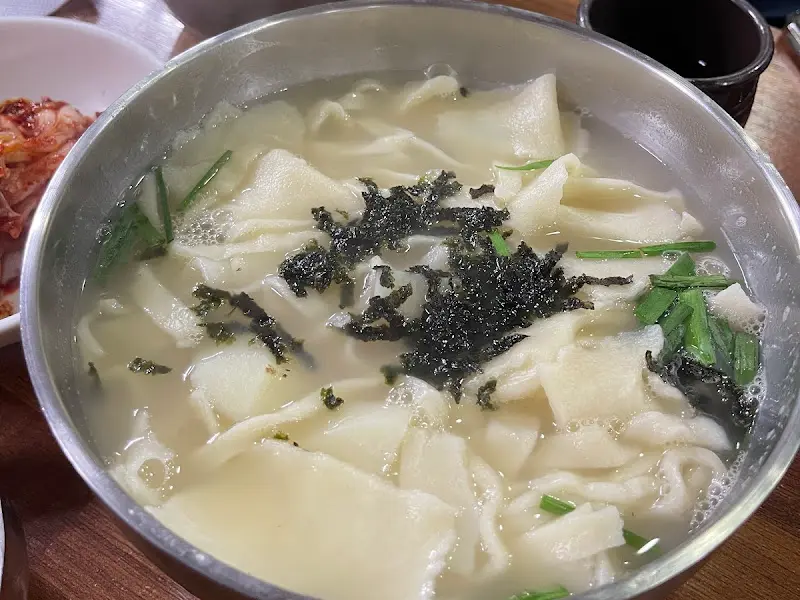 김경자원조손칼국수보쌈 내부