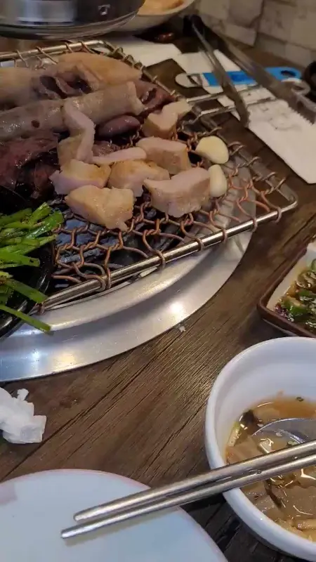 숯불 위에서 구워지는 곱창