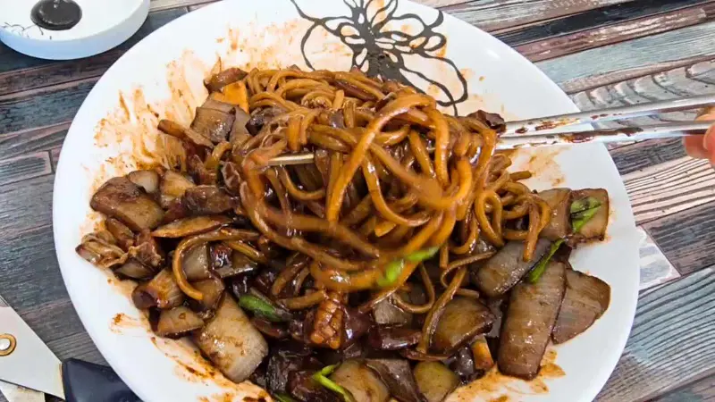 윤기가 흐르는 짜장면