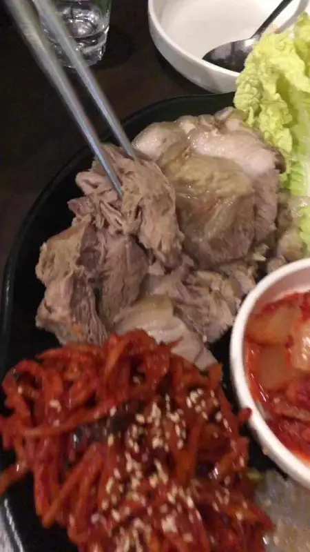 윤기가 흐르는 풍년막걸리의 보쌈