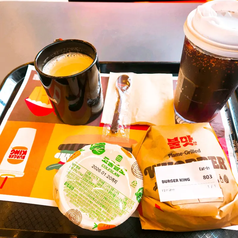 골든에그 버거 세트와 아메리카노