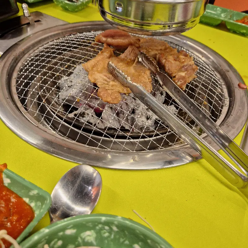 숯불 위에 돼지갈비가 구워지는 모습