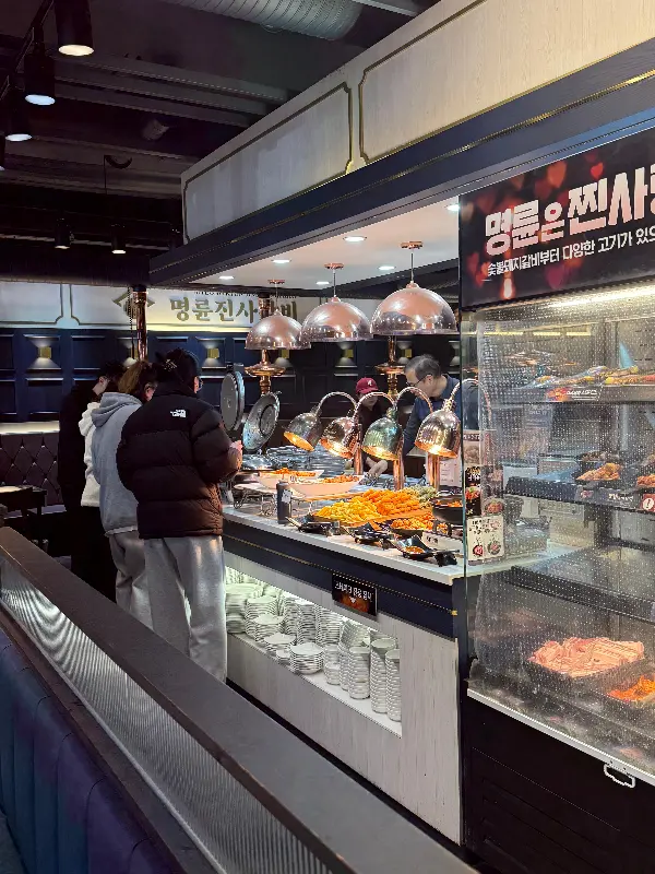 다채로운 뷔페 음식 코너