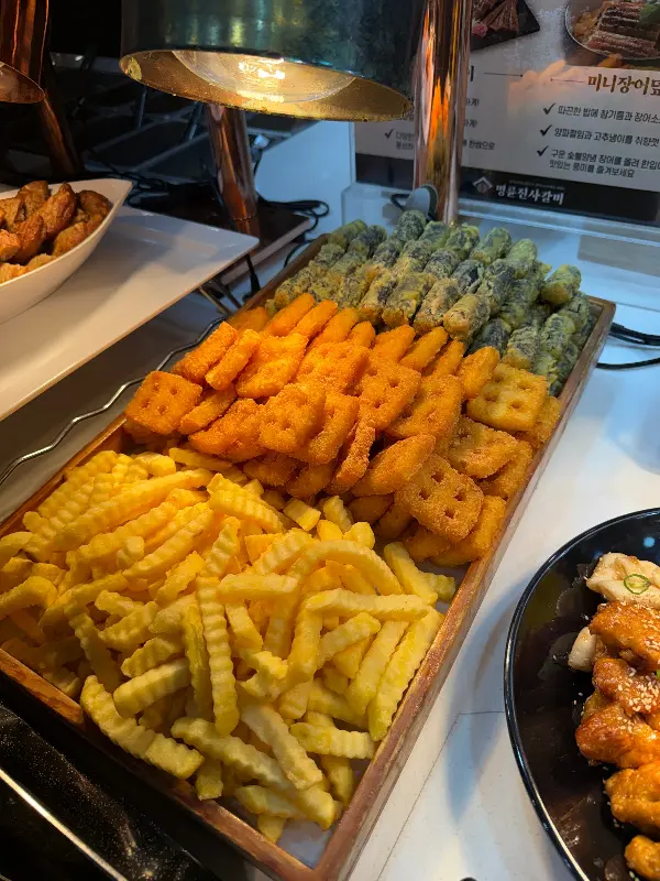 뷔페 코너의 튀김과 파스타