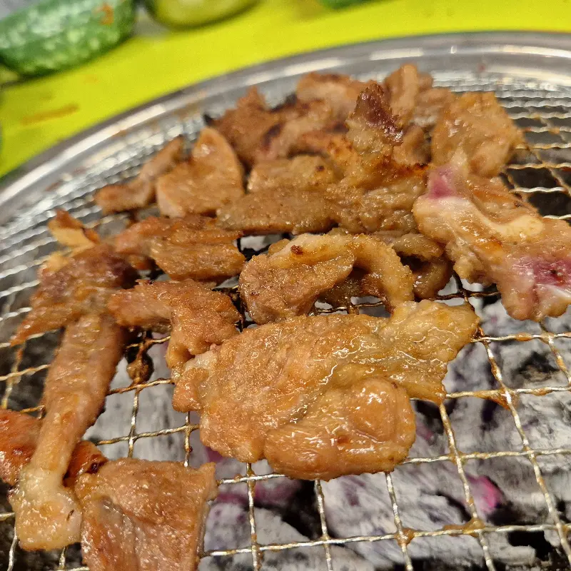 숯불 위에서 구워진 돼지갈비