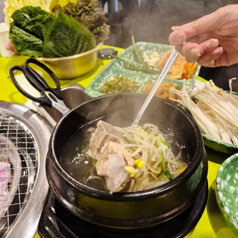 뚝배기에 담겨 김이 모락모락 나는 뼈해장국