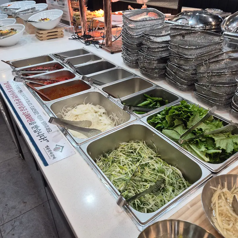 다양한 종류의 뷔페 음식 코너