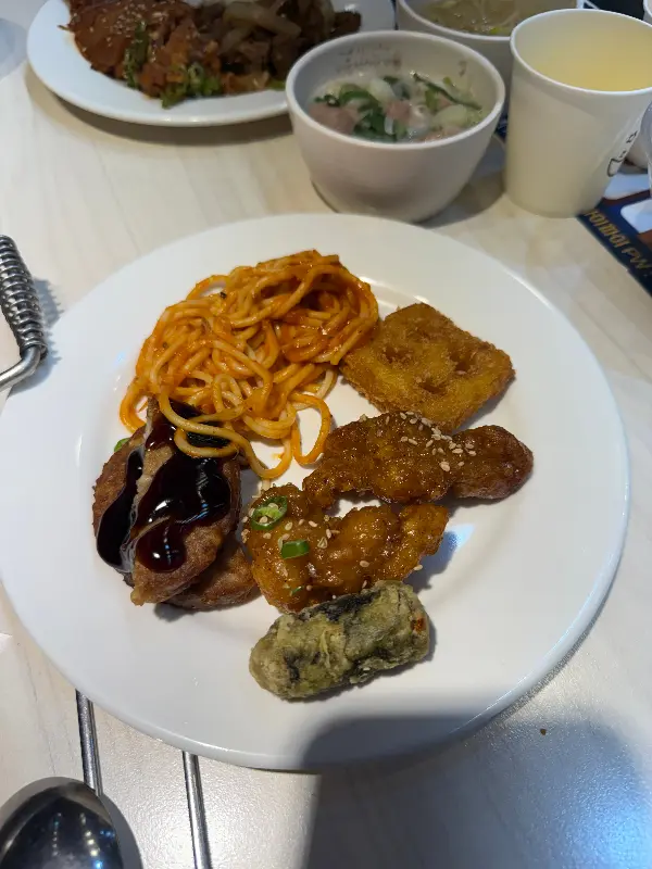 다양한 뷔페 음식들