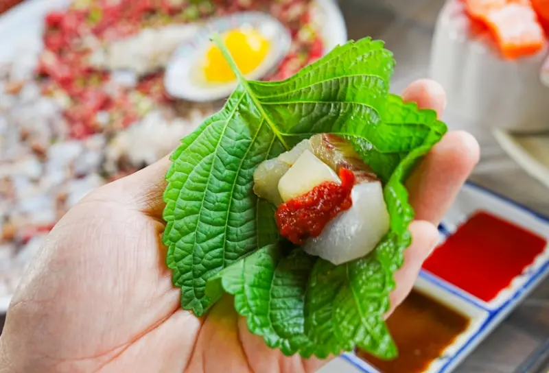 깻잎에 싸먹는 한우낙지탕탕이