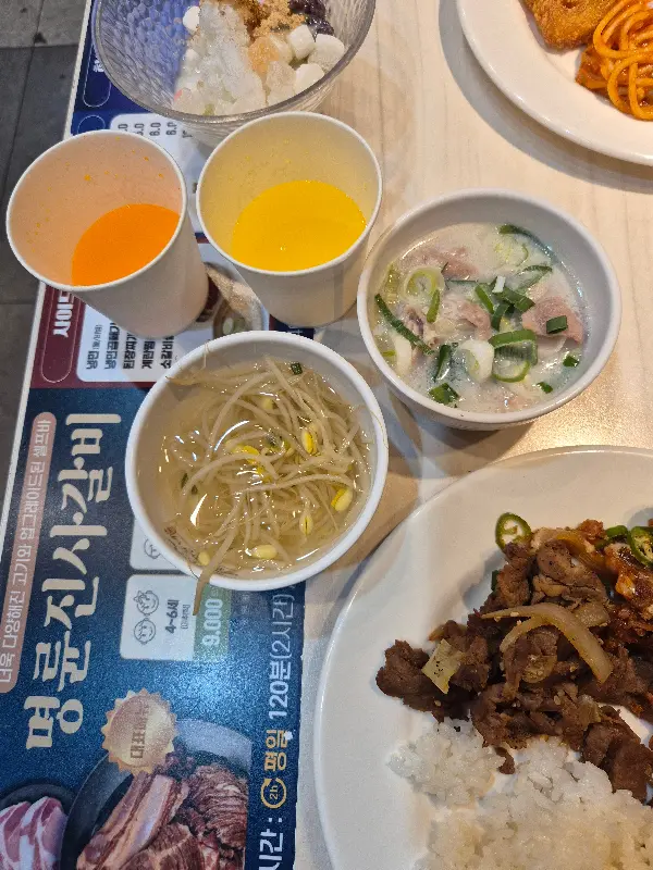 다양한 뷔페 메뉴