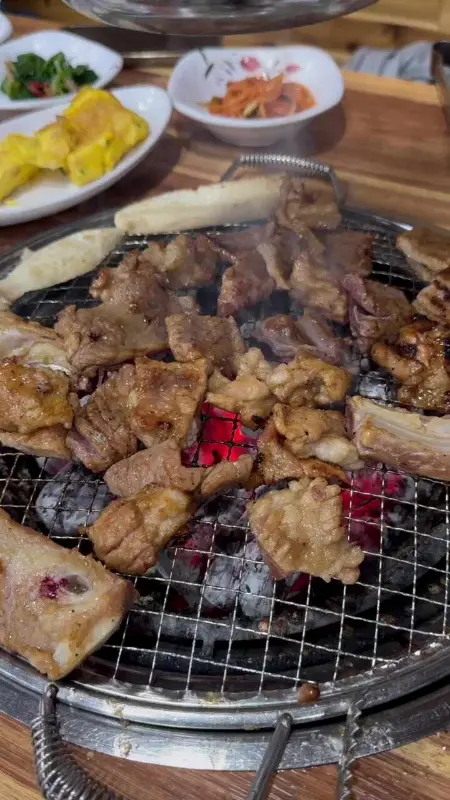 숯불 위에서 구워지는 돼지갈비