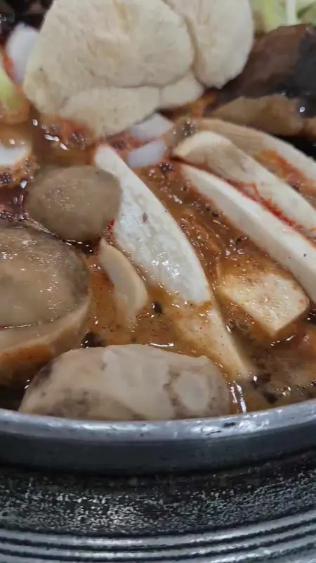 매콤한 국물이 인상적인 버섯매운탕