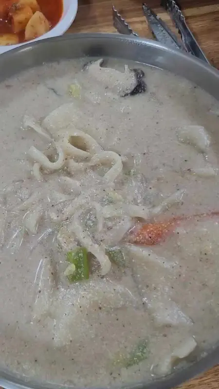 고소한 냄새가 일품인 들깨칼국수