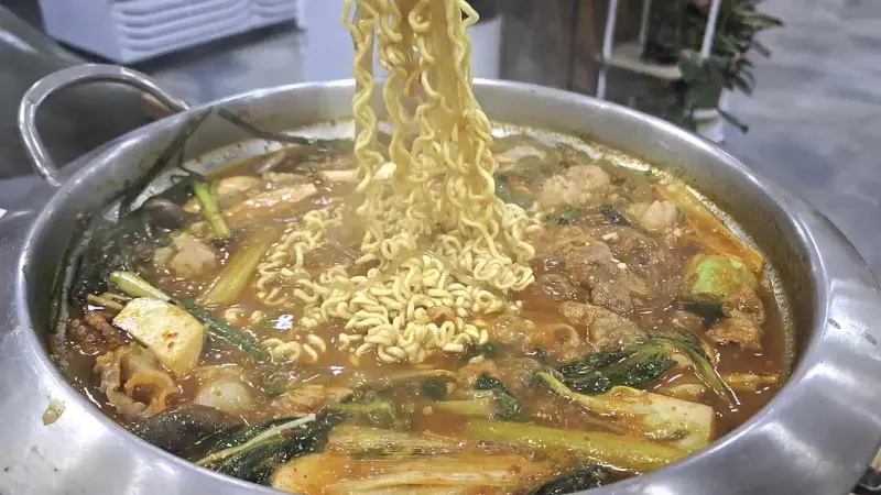 낙곱새 전골에 라면 사리를 추가한 모습