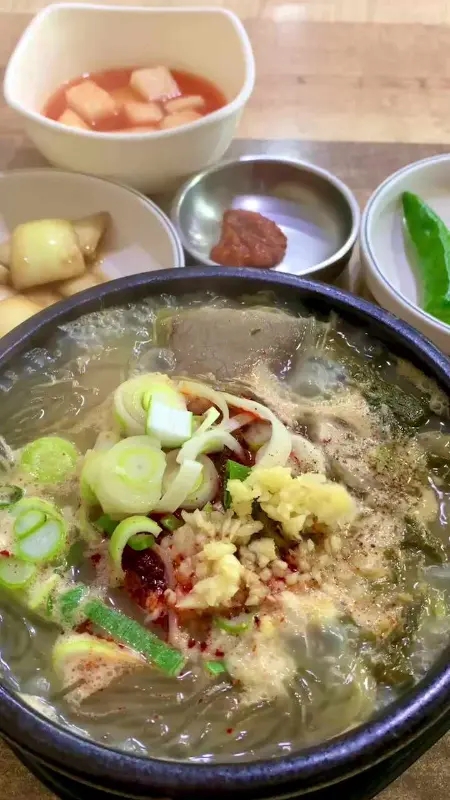 해장국과 함께 나오는 밑반찬들