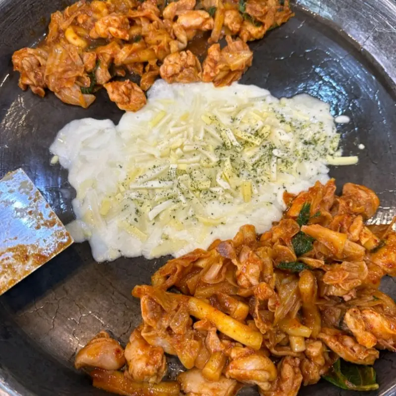닭갈비와 치즈의 조화