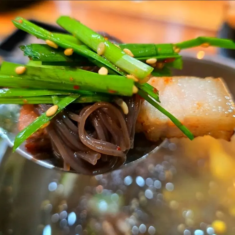 냉면과 오겹살을 함께 먹는 모습