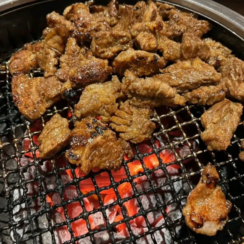 숯불 위에서 구워지는 양념갈비
