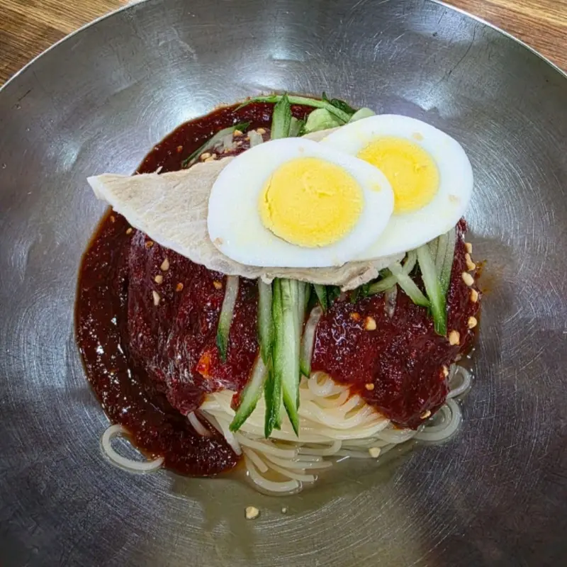 매콤한 양념장의 비빔 밀면