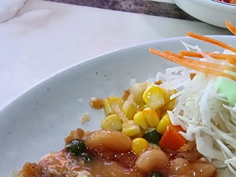 돈까스 접시의 사이드 메뉴