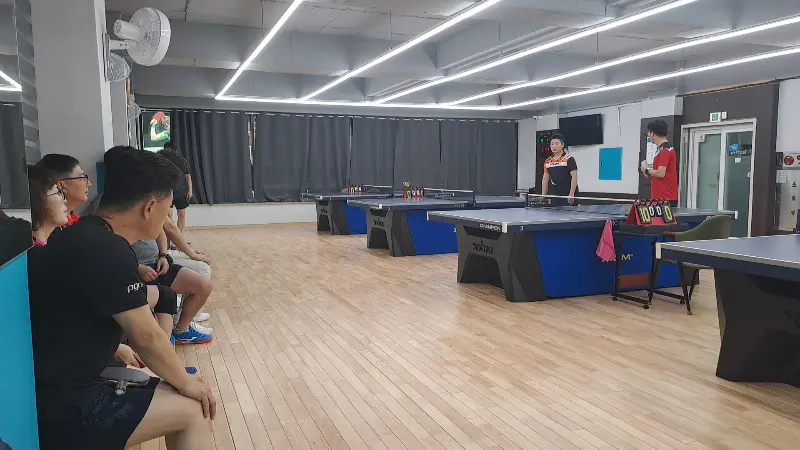 카페 내부의 테이블과 의자