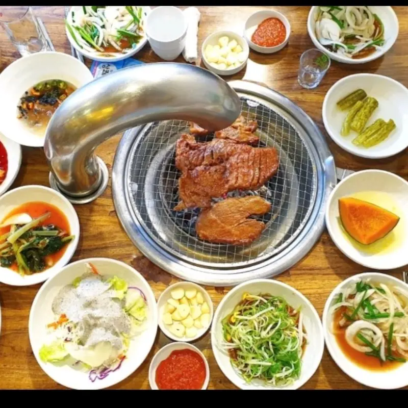 푸짐하게 차려진 밑반찬