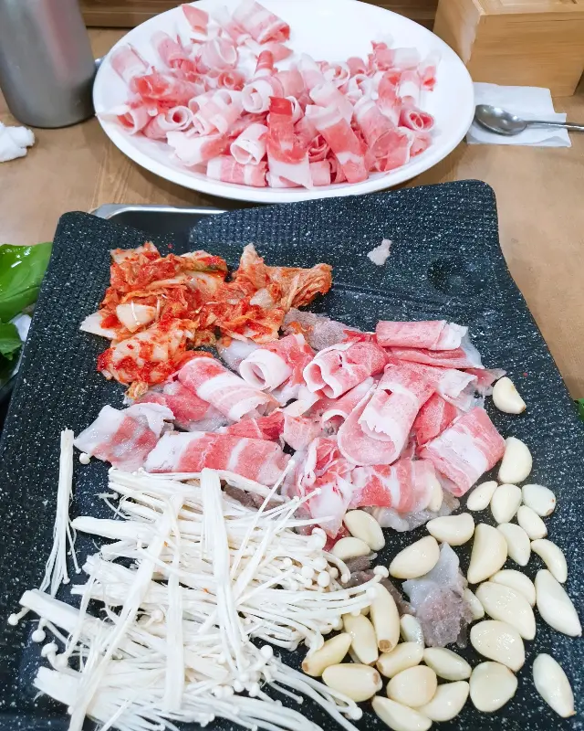 푸짐하게 쌓여 있는 대패 삼겹살