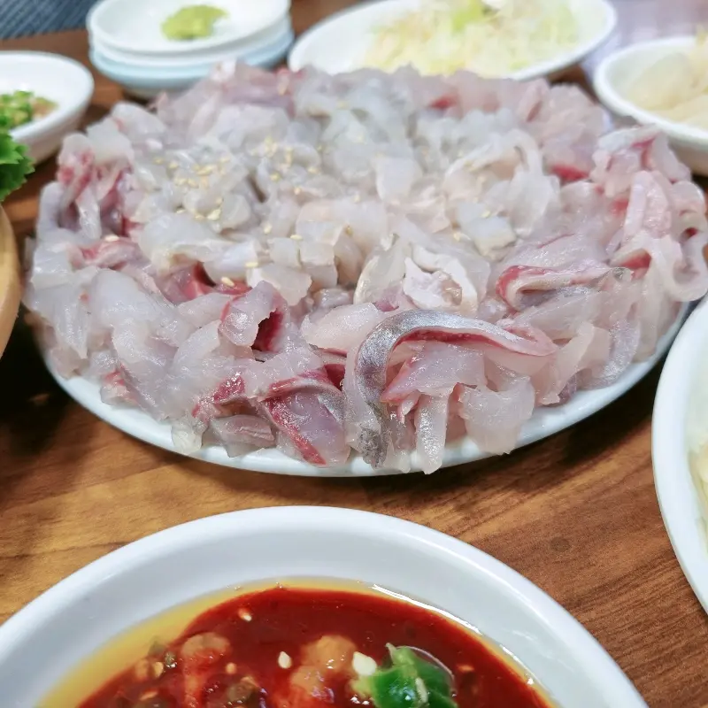 두툼하게 썰린 모듬회