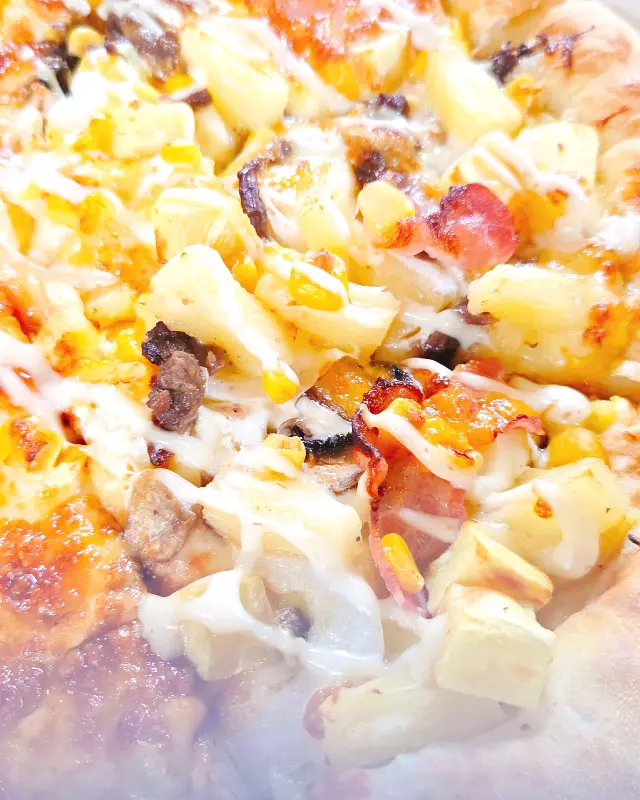 파인애플 토핑이 올라간 피자