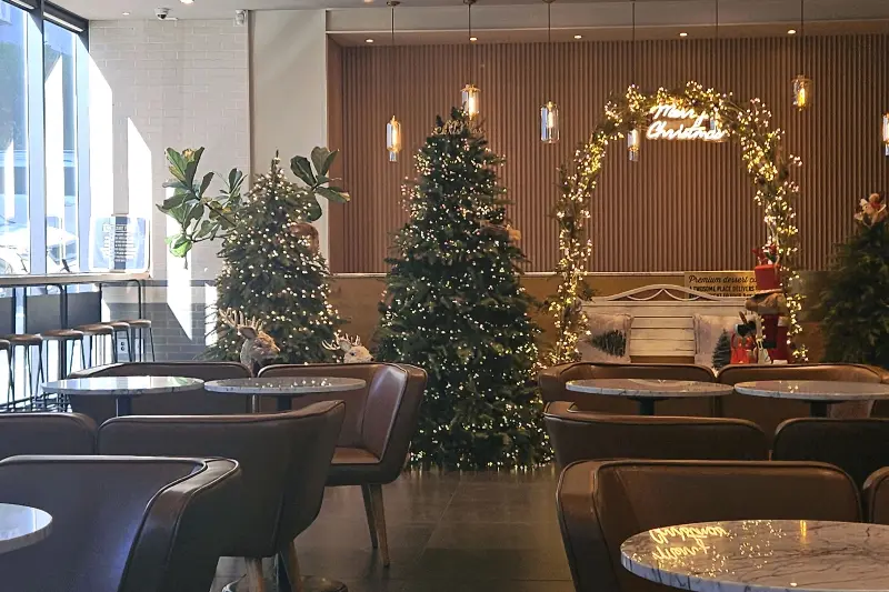 투썸플레이스 내부 크리스마스 장식