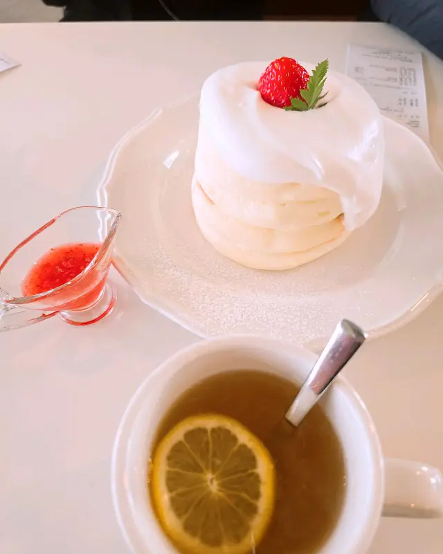 딸기 수플레와 레몬차