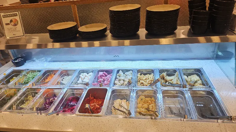 와플과 아이스크림을 함께 먹는 모습