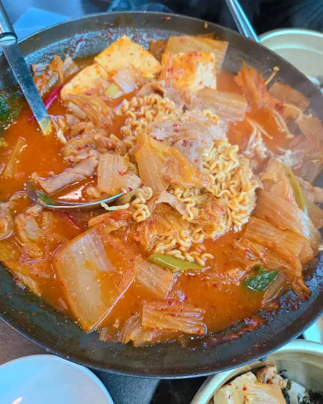 보글보글 끓는 김치찌개